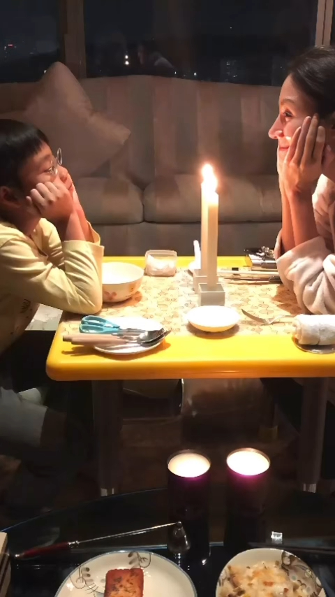 李嘉欣與囝囝燭光晚餐。
