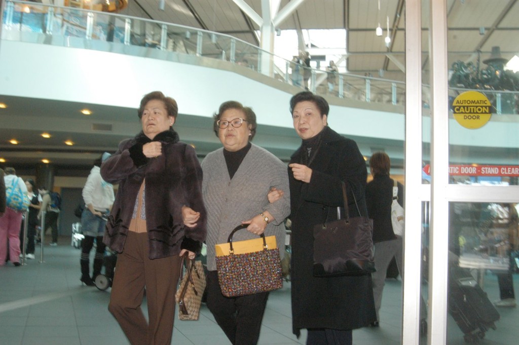 张彻遗孀梁丽嫦（右）还陪伴沈家亲友回加拿大，为沈殿霞准备丧礼。