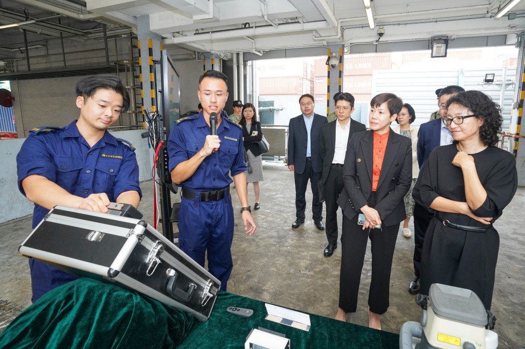 李咏箑在何珮珊陪同下了解香港海关在海运货运清关工作的情况。政府新闻处