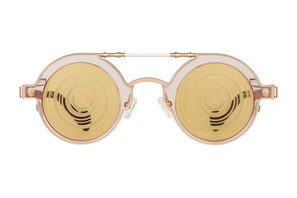今次推出的太阳眼镜，就以其眼睛作设计灵感