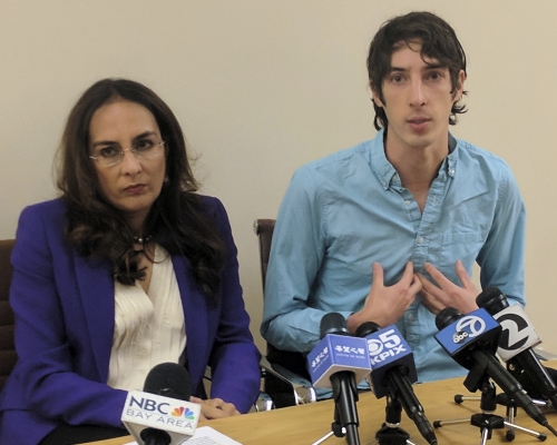 達莫雷(右)與古德曼一同入稟加州聖巴巴拉縣法院。