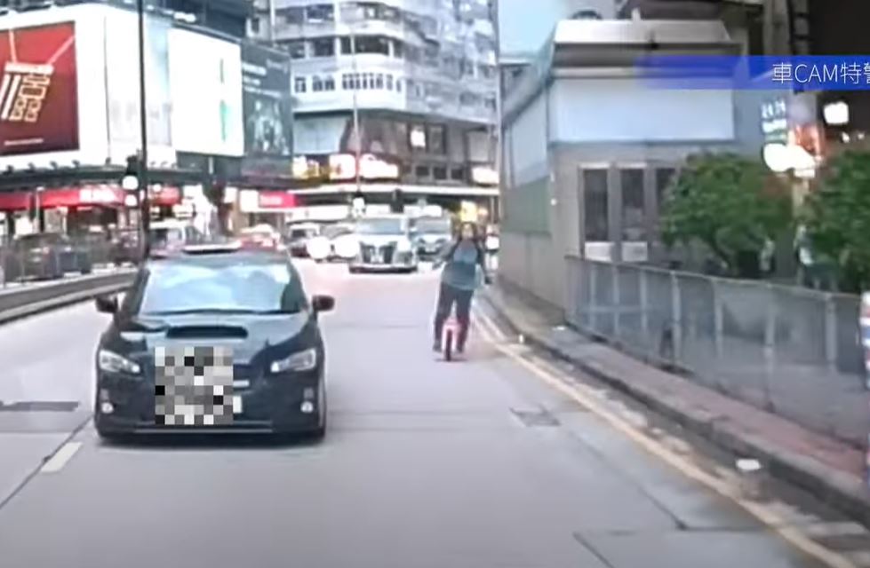 網民批評「風火輪」女子隨時害死其他司機。車CAM特警片段截圖