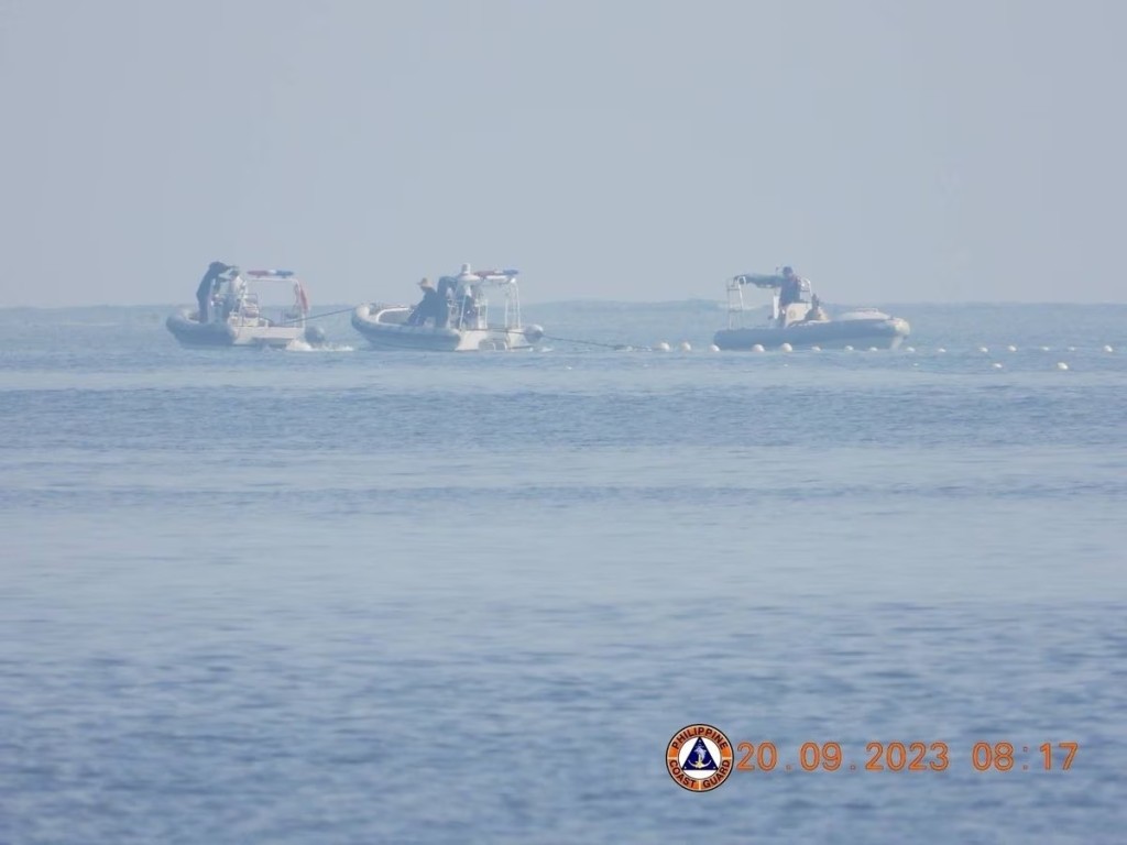 菲律宾指责中国在南海设浮动障碍物，阻菲渔船捕鱼。路透社