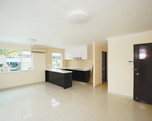 這是粉嶺畫眉山頂層連天台單位，建築面積700方呎，現叫價780萬。