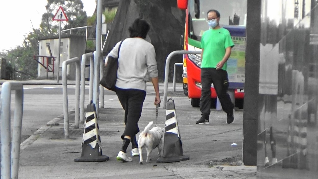 愛犬解決完生理需要，子華就帶愛犬返屋企。