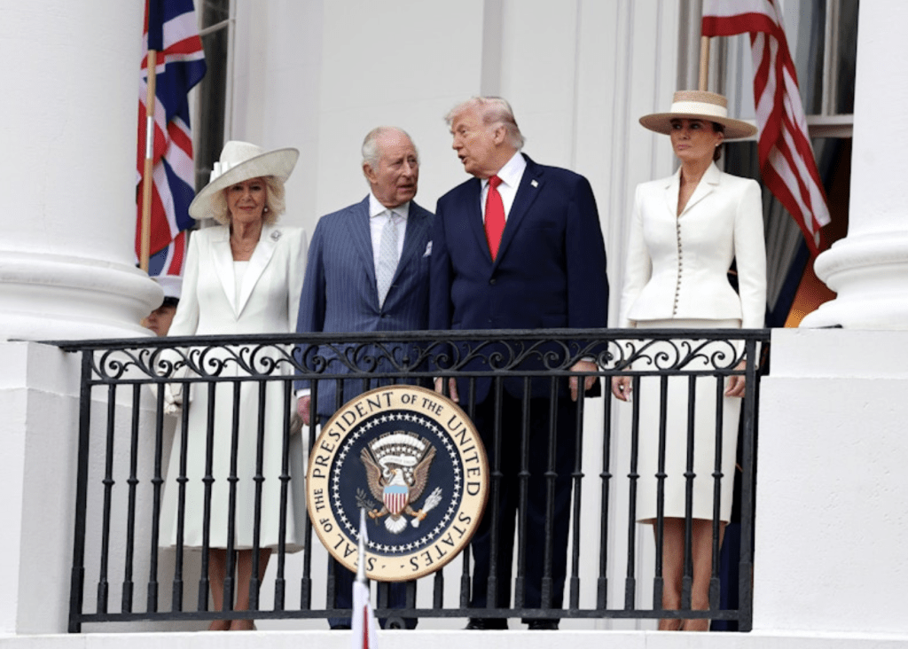 查理斯夫婦出席了一個有數百名嘉賓參加的花園派對。路透社