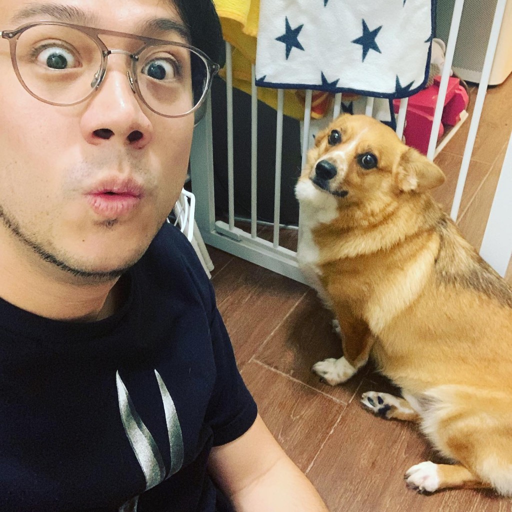張致恒與愛犬自拍，強調狗狗是婚前已養的家人。