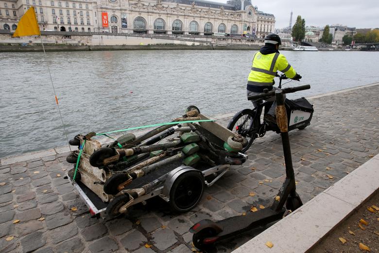 巴黎Lime職員從塞納河打撈出多架被棄置的滑板車。 資料圖片