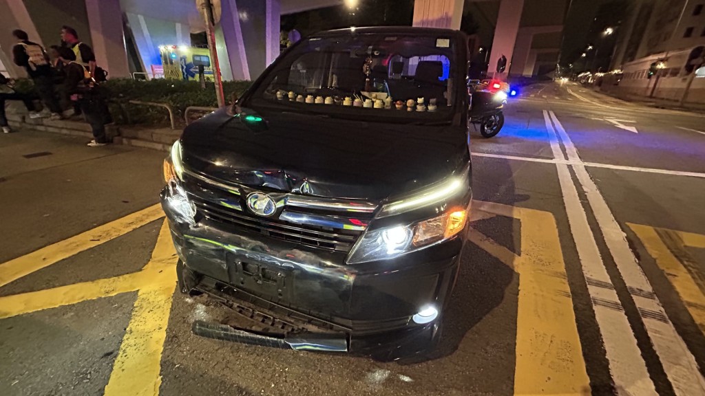 懷疑睇錯燈號的黑色七人車。蔡楚輝攝