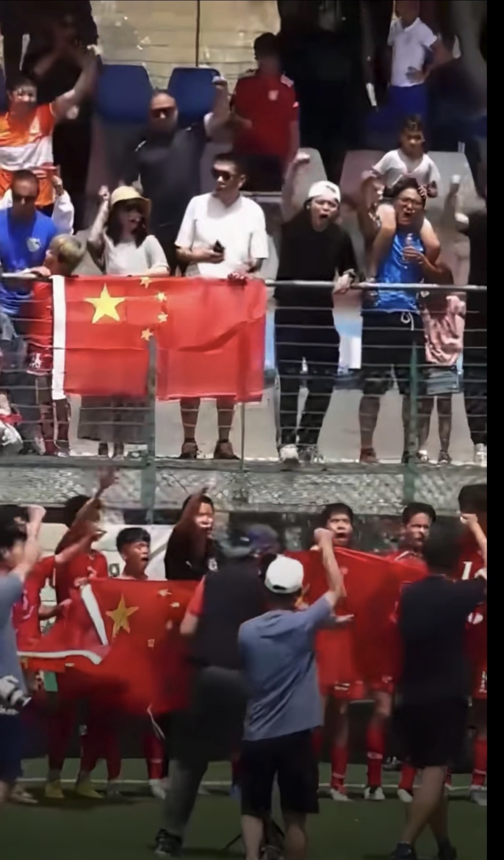 现场中国国旗飘扬。