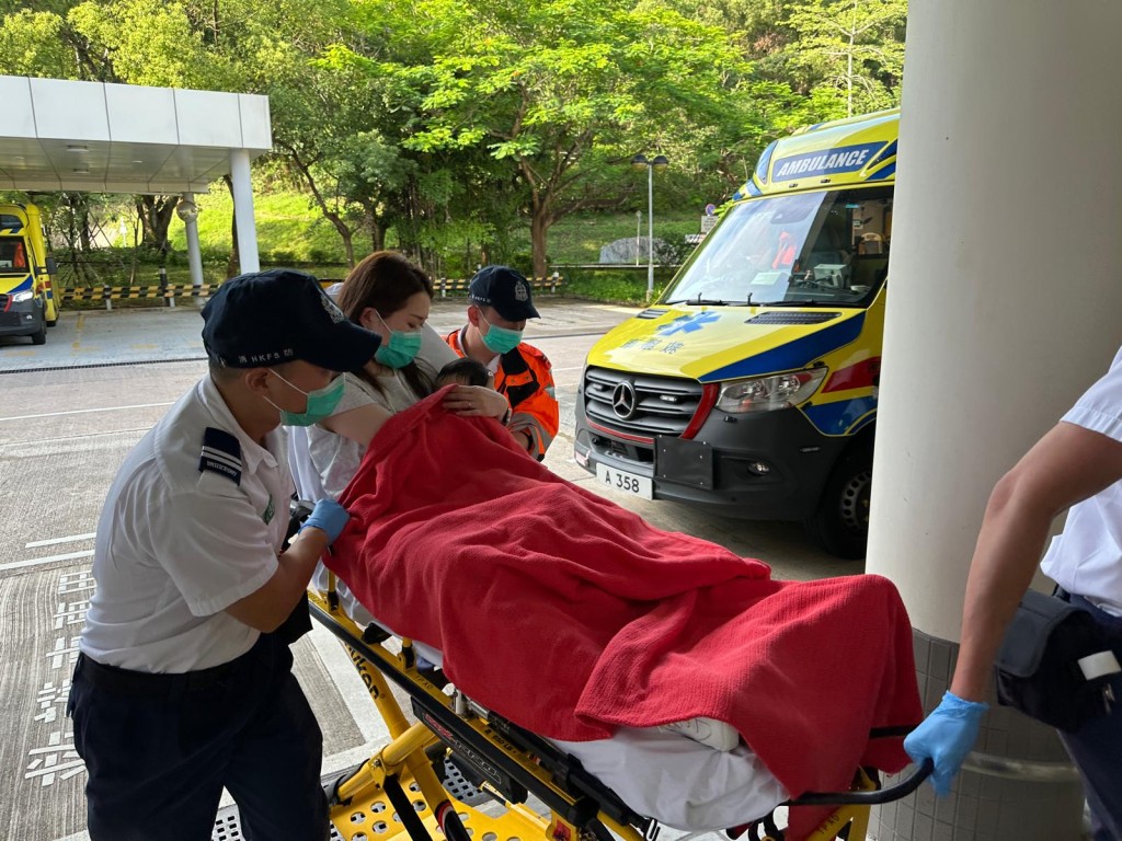 多名傷者被送往醫院治理。 多名傷者被送往醫院治理。