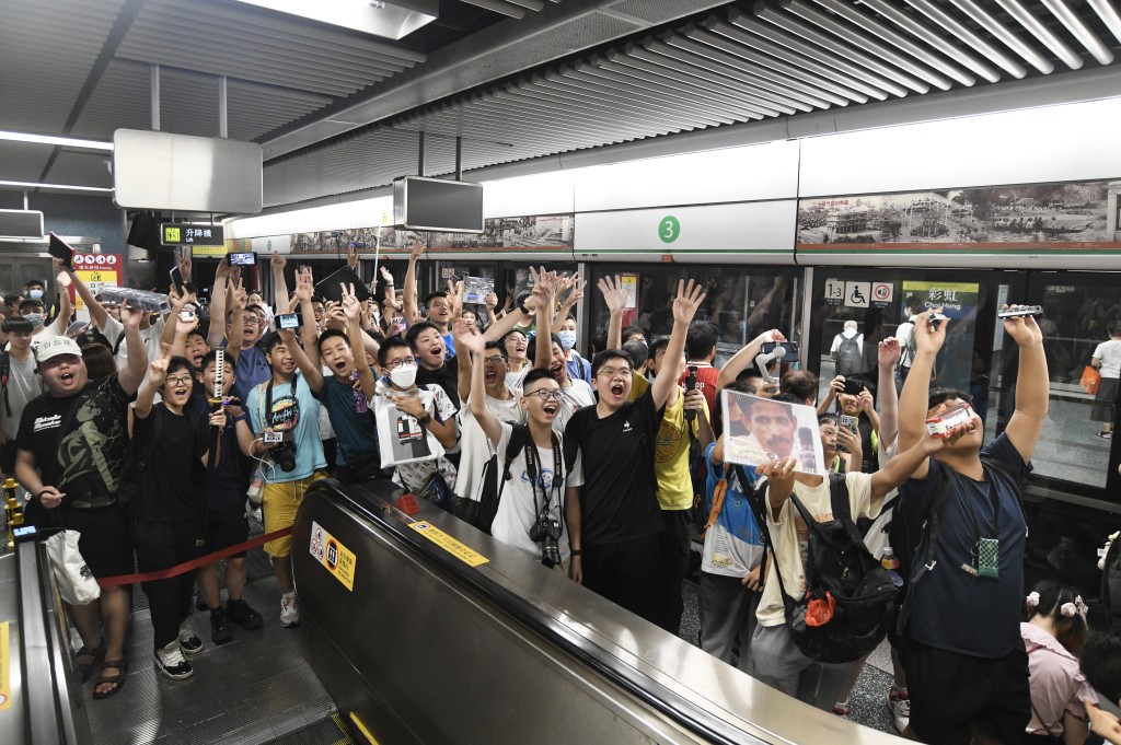 大批鐵路迷在彩虹站等候復刻列車到站。何君健攝