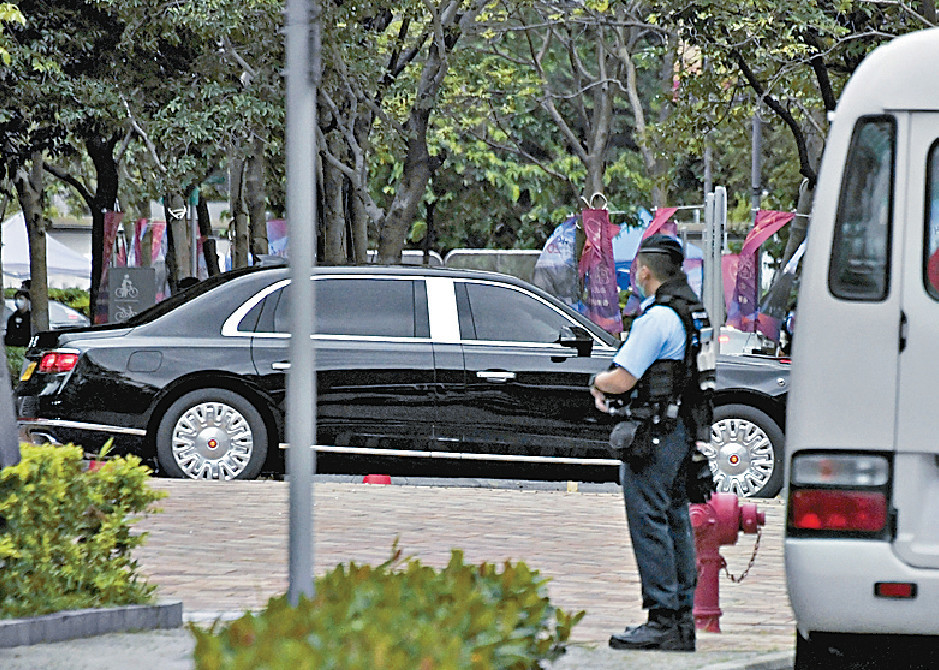 ■國家主席習近平「紅旗」專車（圖），昨離開香港科學園。