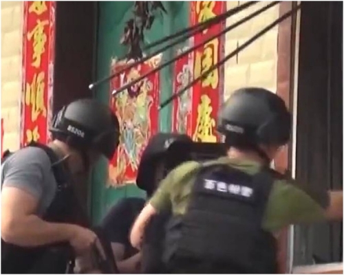 武警特戰隊員和公安特警凌晨將疑犯圍捕。網圖