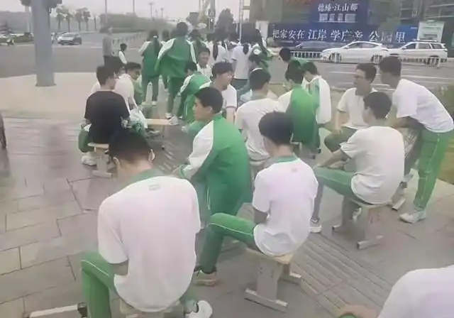 有指,當日同學帶著板凳走了2公里的路到醫院。抖音@橙功人士 有指,當日同學帶著板凳走了2公里的路到醫院。抖音@橙功人士