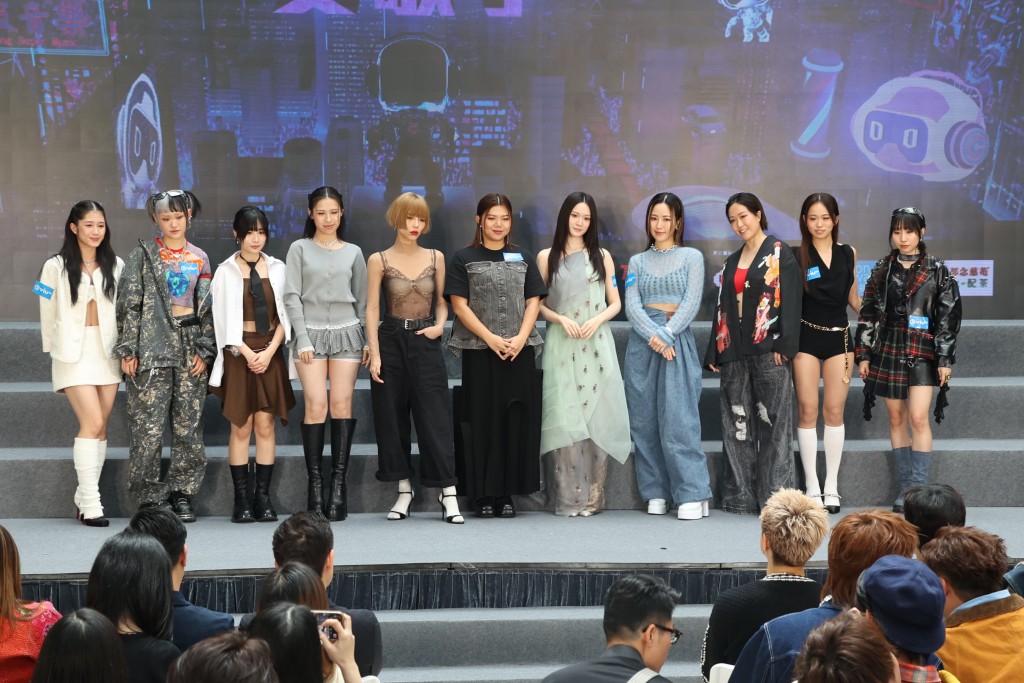 全女班唱將上台。 全女班唱將上台。