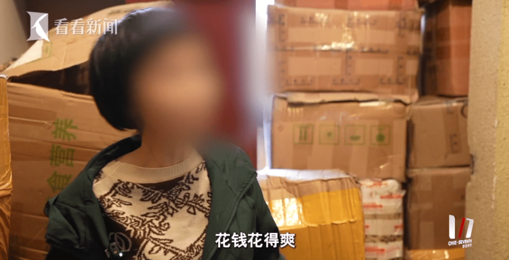 王女士承認花錢網購讓她有「爽感」。看看新聞 王女士承認花錢網購讓她有「爽感」。看看新聞