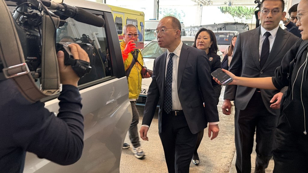 政制及內地事務局局長曾國衞一度現身大埔廣福邨,之後離去。梁國峰攝 政制及內地事務局局長曾國衞一度現身大埔廣福邨,之後離去。梁國峰攝