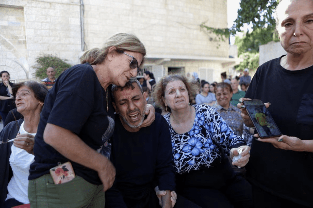 2023 年10 月20 日，加沙的希臘東正教聖波菲里烏斯教堂遭到以色列襲擊。信徒在該教堂參加為巴勒斯坦人舉行的葬禮。路透社