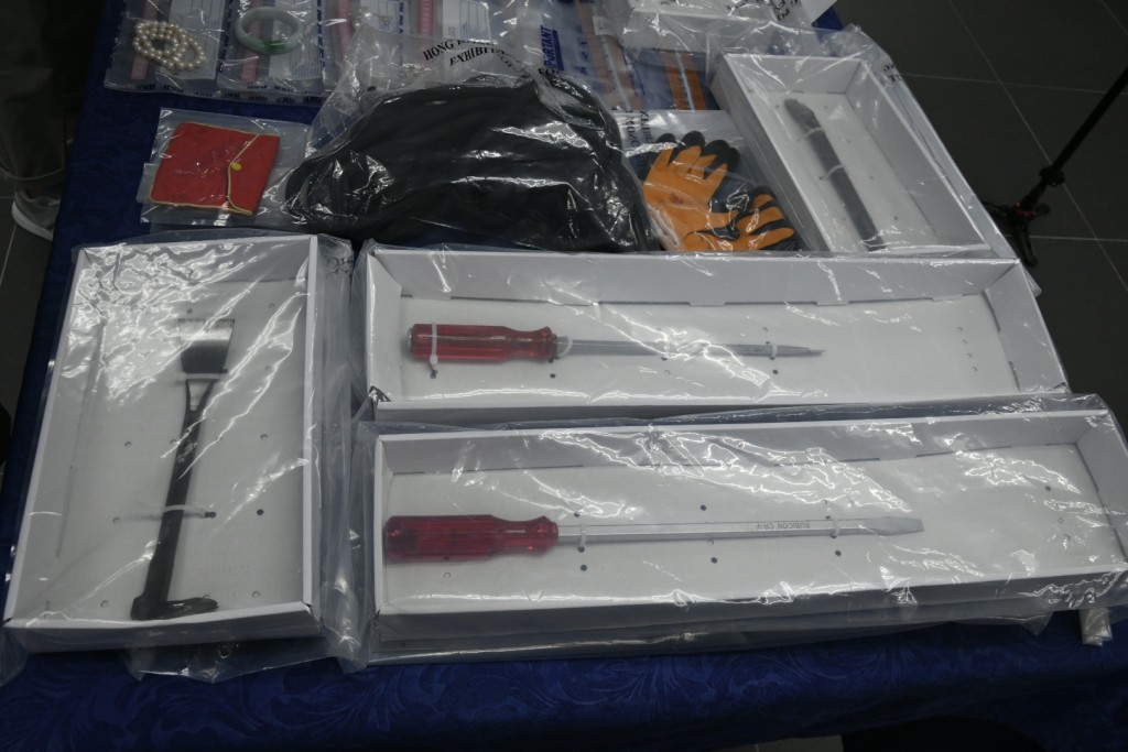 警方檢獲一批懷疑作案工具。