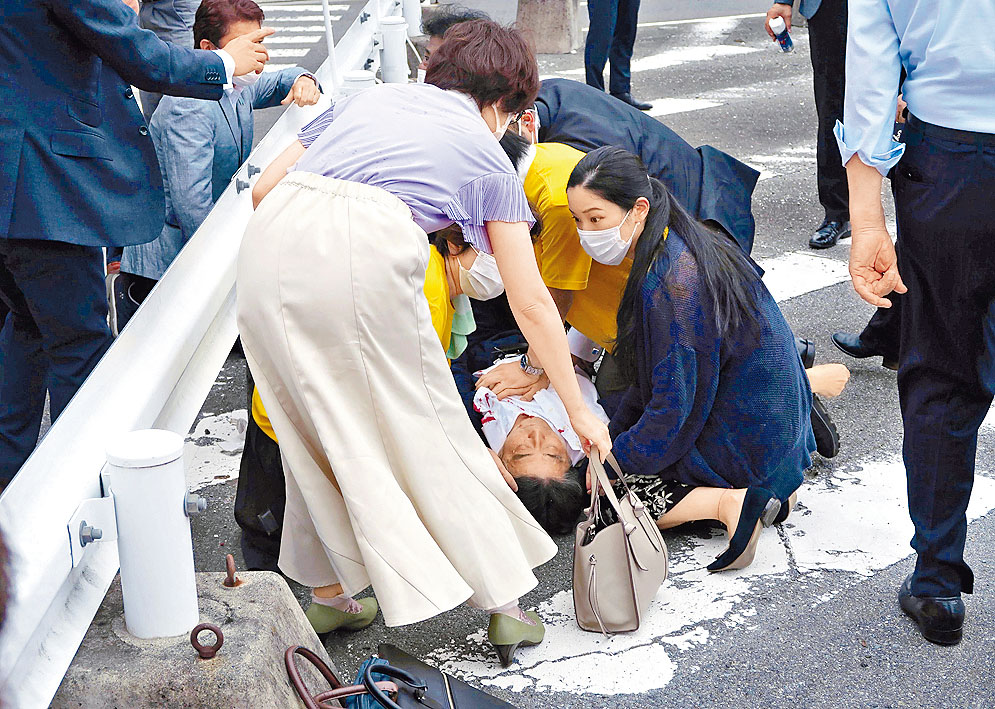 安倍中槍倒地。