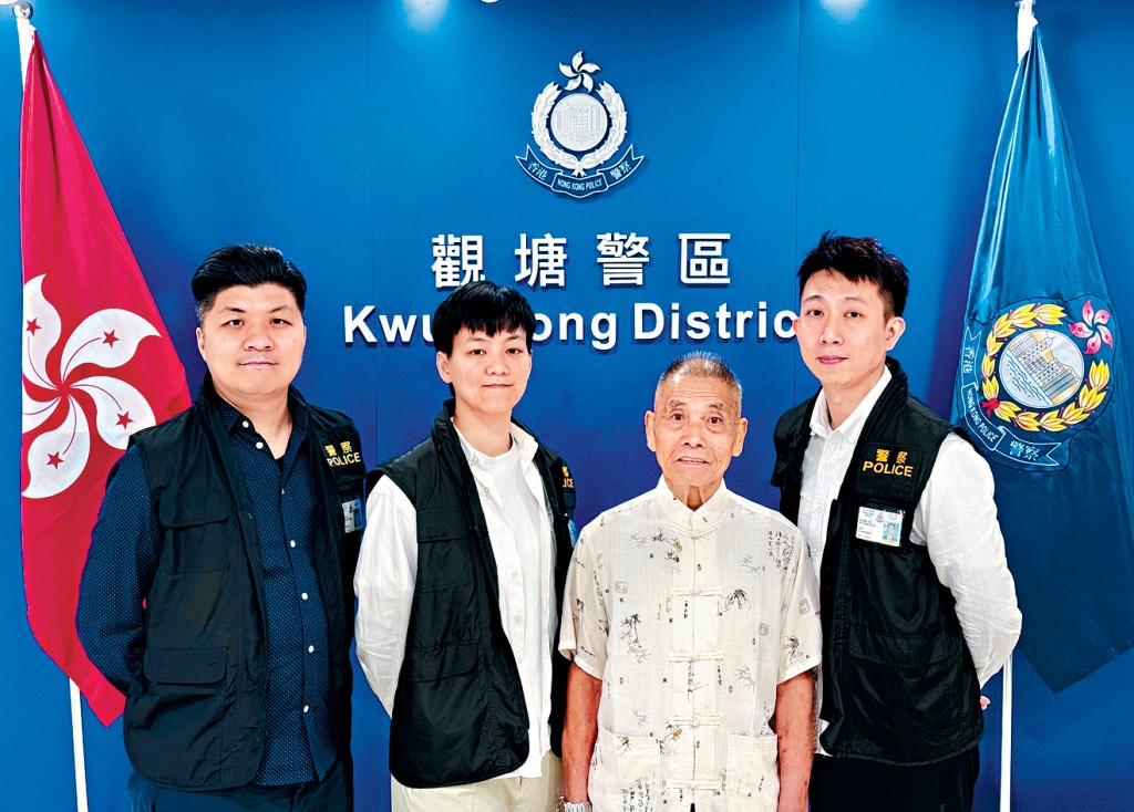 「好市民獎」得主黎觀煌（右二）、觀塘警區情報組警員梁浩宏（左一）、馮嘉恩（左二）及陳紀灝（右一）去年3月中攜手制止一宗騙案，成功拘捕涉案疑犯，彰顯警民合作的力量。