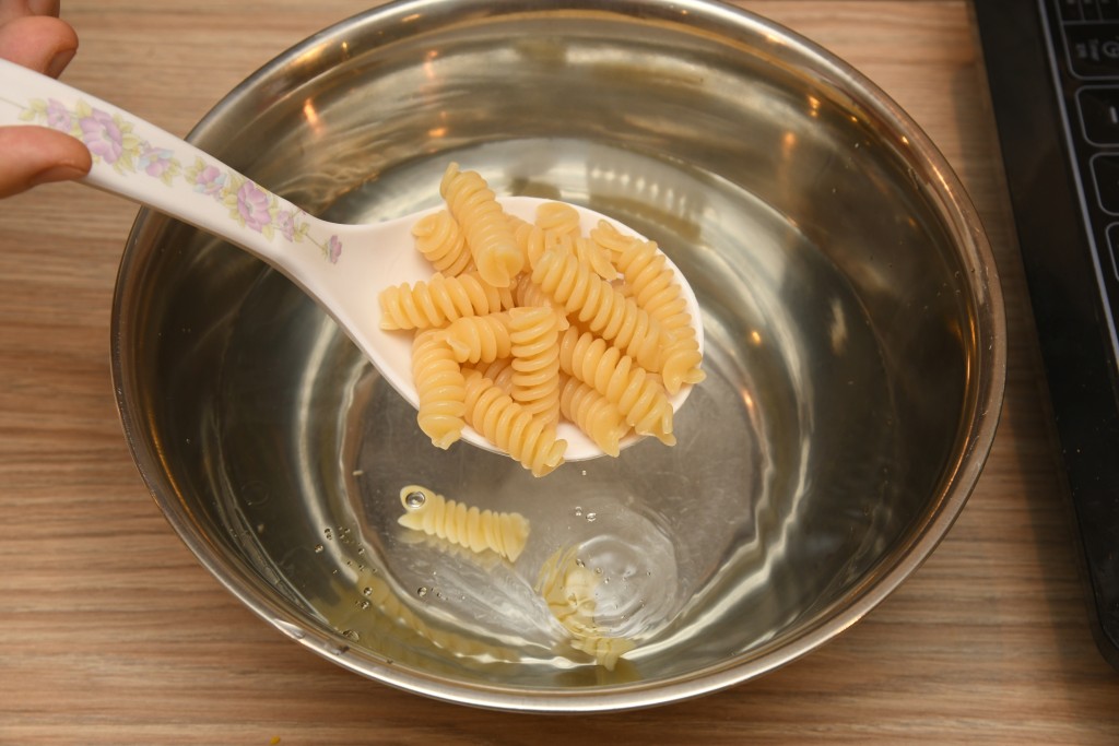 Step 5: 將螺絲粉放入冷水三分鐘，盛起瀝乾，備用。 Place the fusilli in cold water for 3 minutes, remove and drain well. Set aside.