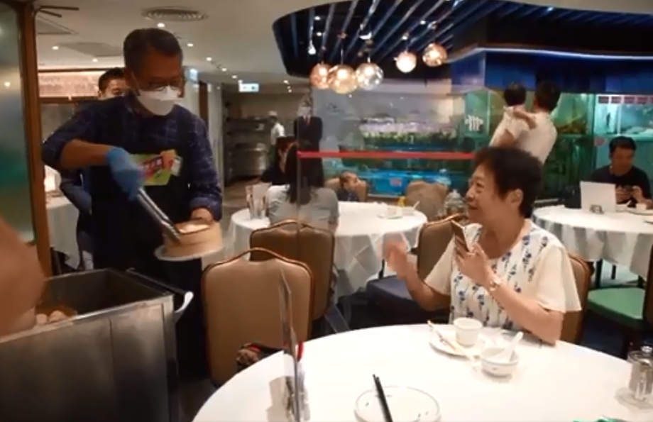 陳茂波其後用消費券購買蝦餃送給食客。陳茂波fb片段截圖