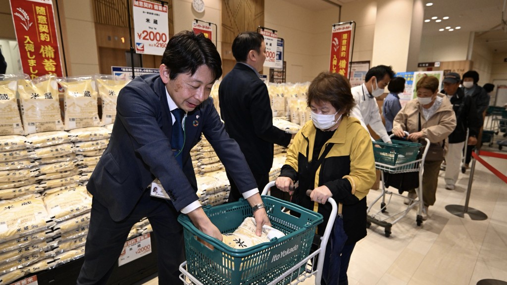 由於投標形式推出的儲備米沒有讓米價下跌,當局以「隨意合同」的方式推出2000日圓5公斤的儲備米。 路透社 由於投標形式推出的儲備米沒有讓米價下跌,當局以「隨意合同」的方式推出2000日圓5公斤的儲備米。 路透社