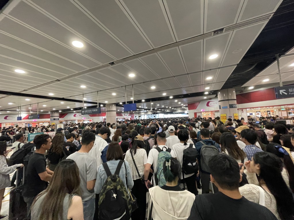 復活節長假尾聲，入境口岸迎來回港人 潮，期間上演了一則暖人心窩的小故事。資料圖片