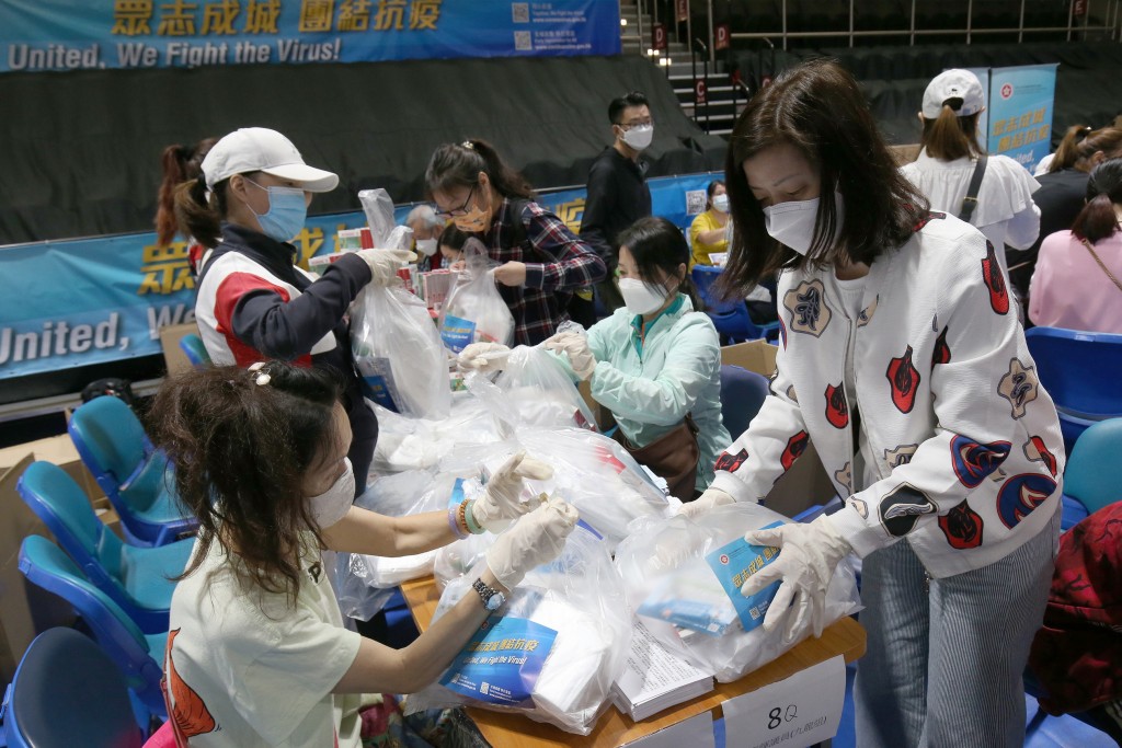 近400名义工全力协助包装抗疫服务包。