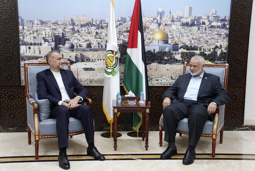 阿卜杜拉希揚（左）日前會晤哈馬斯其中一名領袖。美聯社