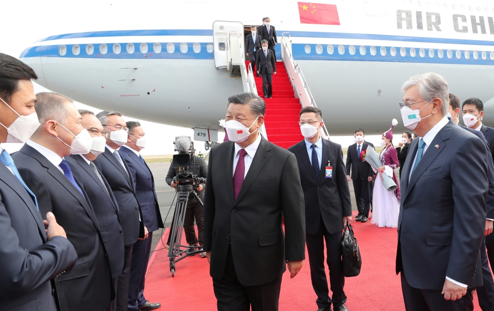 哈薩克總統托卡耶夫到機場迎接習近平。