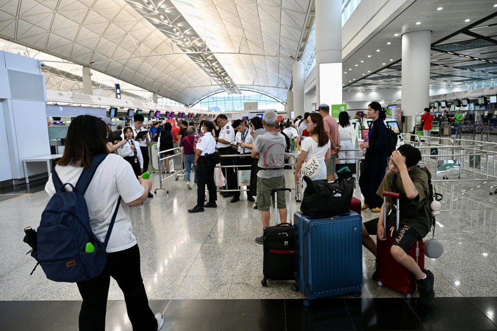 機場有大批旅客滯留。蘇正謙攝 機場有大批旅客滯留。蘇正謙攝