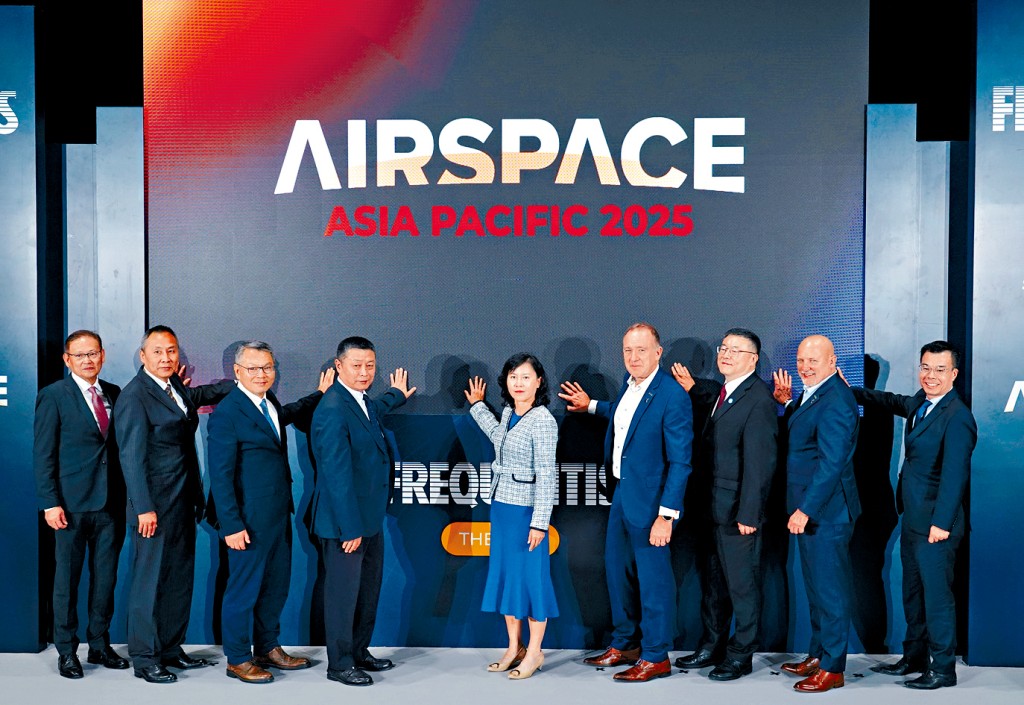 在開幕禮上，運輸及物流局局長陳美寶（中）、民用空中航行服務組織理事長Simon Hocquard（右四）及香港民航處處長廖志勇（左三）等嘉賓均有出席。