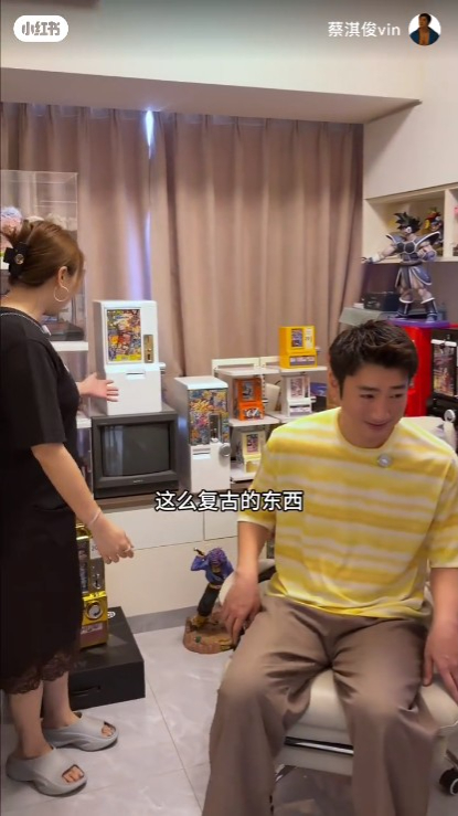 蔡淇俊特設專屬玩具房,滿屋珍藏多款懷舊電玩與復古街機。 蔡淇俊特設專屬玩具房,滿屋珍藏多款懷舊電玩與復古街機。