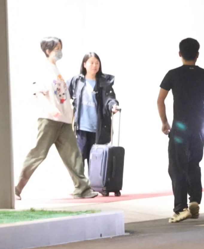 王菲被拍下在機場出現。