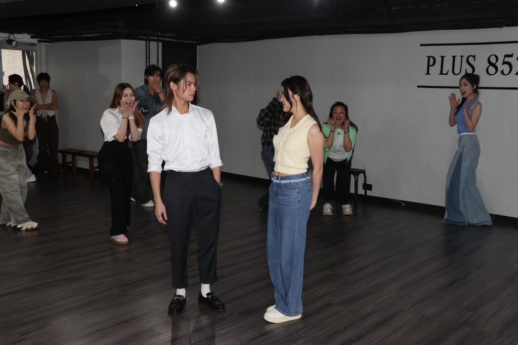姚焯菲、邱傲然(Tiger@MIRROR)今日到觀塘為音樂劇《三.八》綵排,又唱又跳。 姚焯菲、邱傲然(Tiger@MIRROR)今日到觀塘為音樂劇《三.八》綵排,又唱又跳。