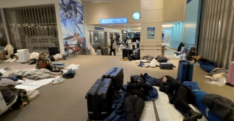 新千岁机场旅客躺在地上。X@sulokichi123