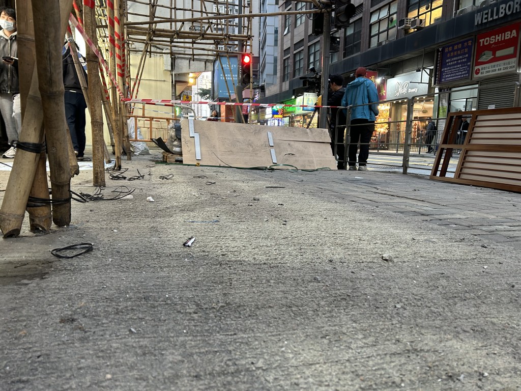 現場路面遺下石屎碎及膠索帶。曾志恒攝