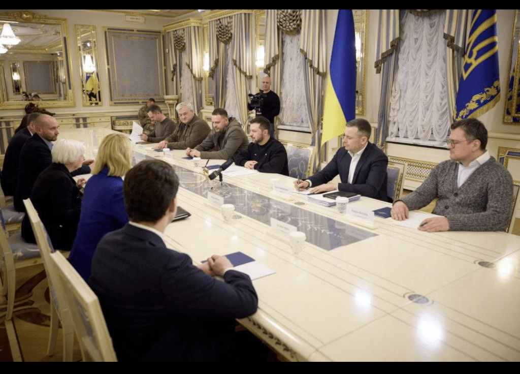 美國財政部長耶倫（Janet Yellen）2月27日突然訪問烏克蘭，獲烏克蘭總統澤連斯基（Volodymyr Zelenskiy）率烏國官員接見。路透社