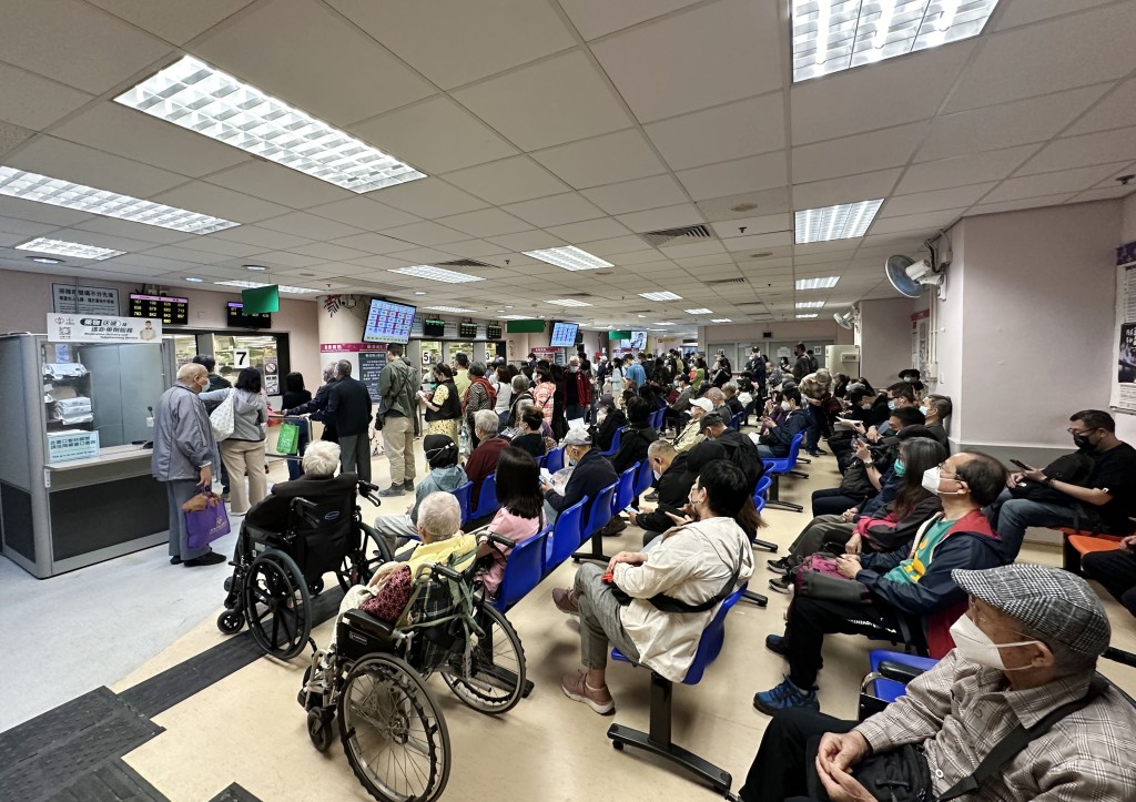 袁國勇談到公立醫院醫生無法更深入了解病人，直言十分可惜，是現實使然。資料圖片