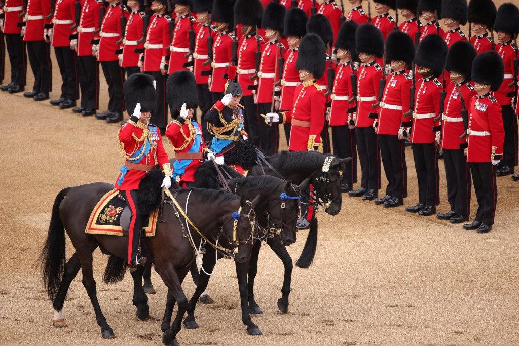 今年有過千名士兵、數百名音樂家及200匹馬參與閱兵。  路透社