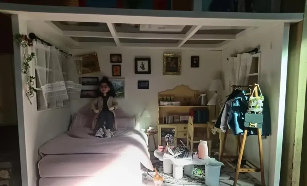 章瑩穎布公仔和模型現放在閣樓位置。極目新聞