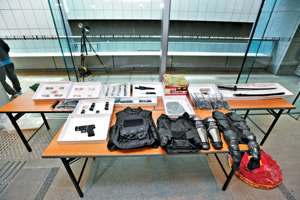 警方搜出2件避弹衣。