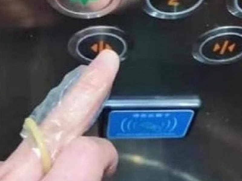 網上有教人用安全套戴在手指上按升降機掣,防感染。(網圖)
