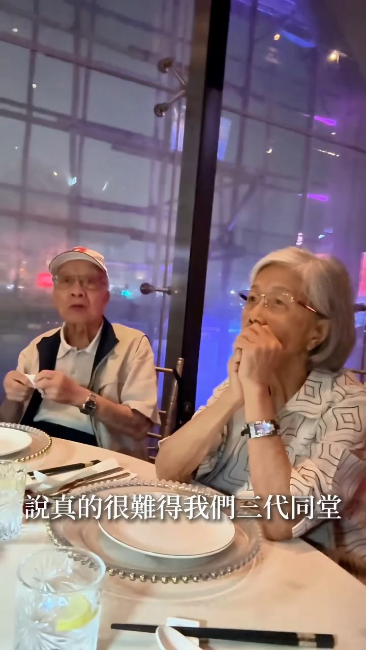 龐景峰又帶同爺爺、嫲嫲慶祝。 龐景峰又帶同爺爺、嫲嫲慶祝。