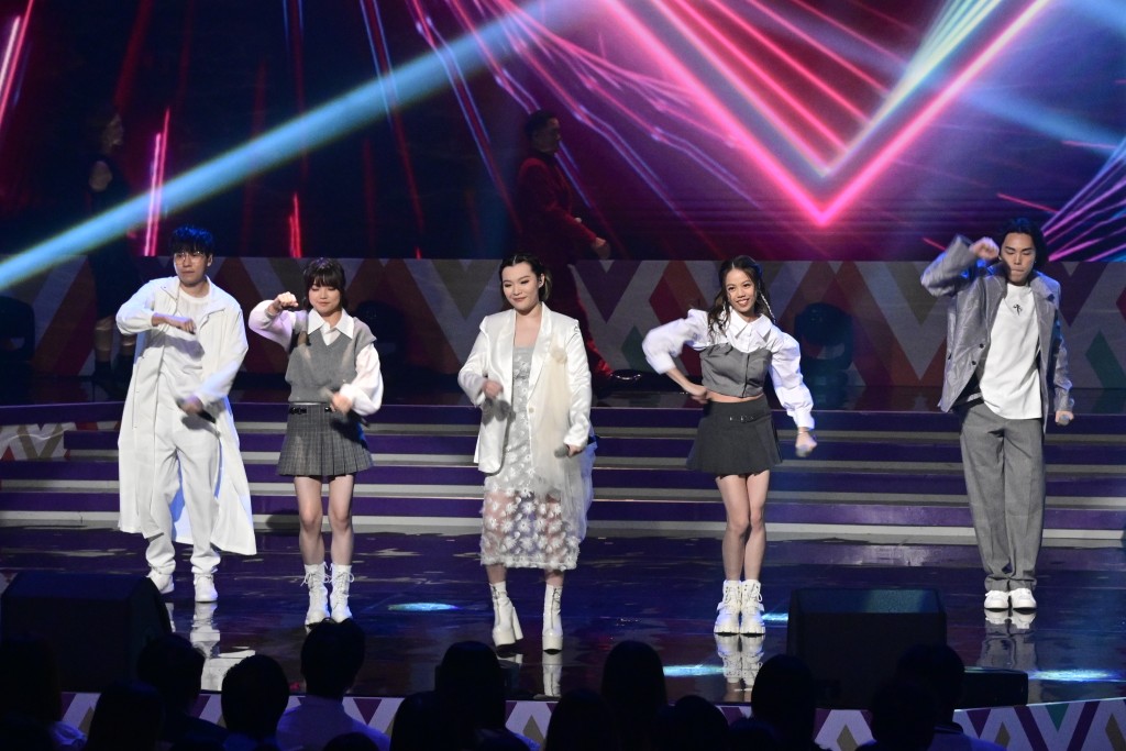 《声梦传奇2》毕业生黄洛妍、刘咏彤、彭家宝、侯隽熙和李茵彤表演《我超越我》。