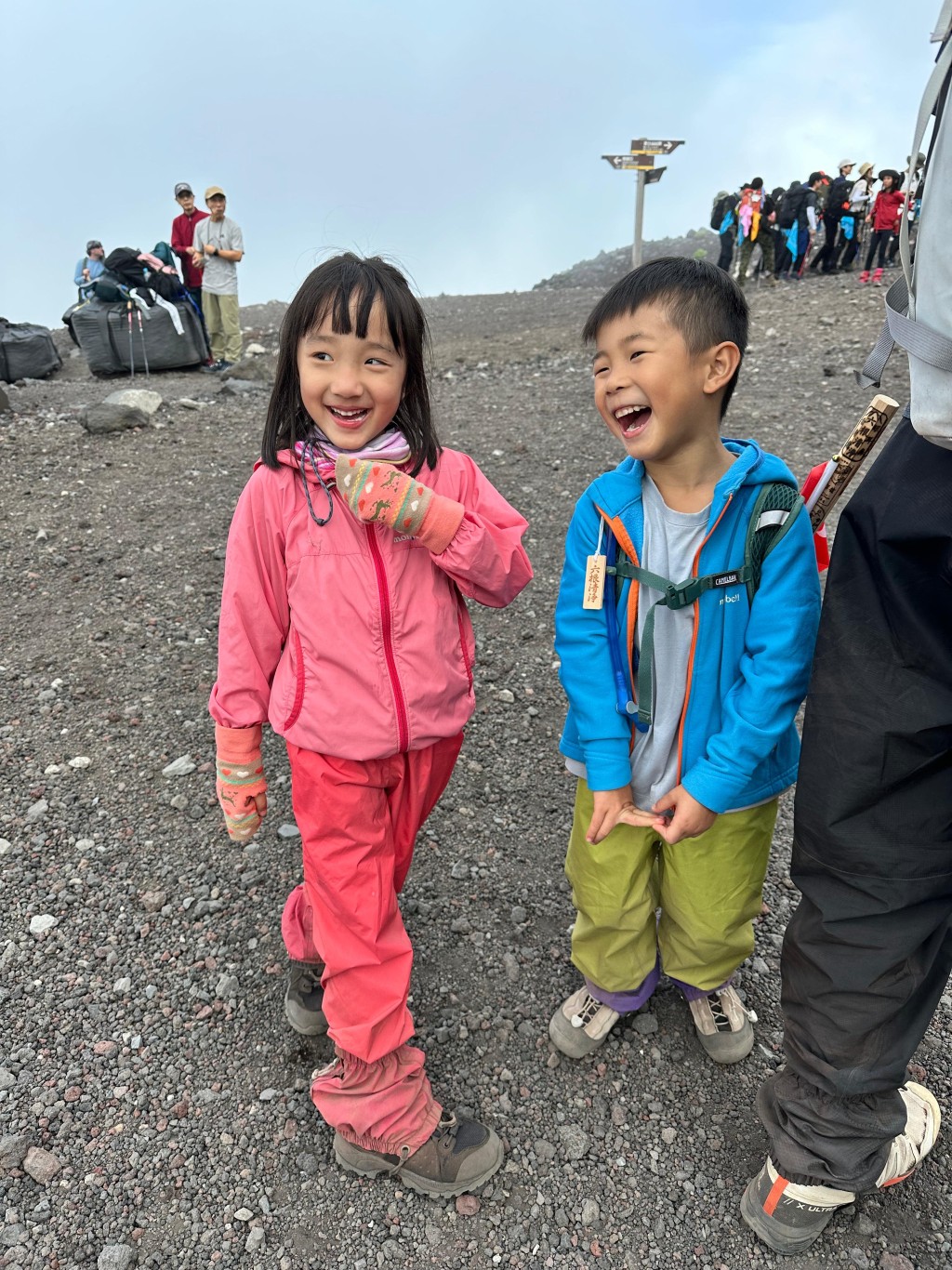 港人家庭成功登上富士山頂，年紀最細一男一女年僅5歲。(受訪者提供)