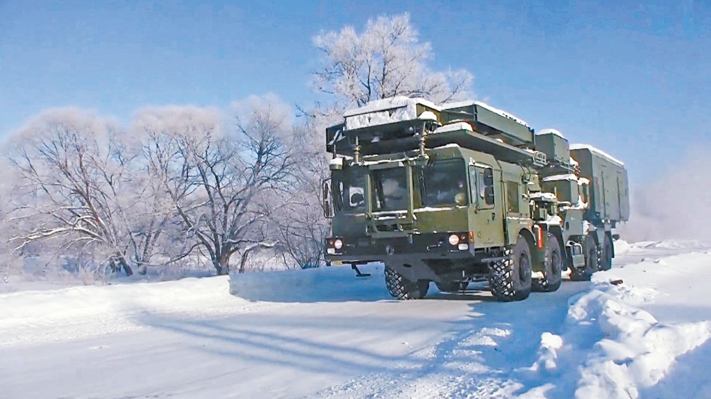 俄羅斯地對空S-400凱旋導彈系統的雷達車,周五駛往白俄羅斯準備參加軍演。